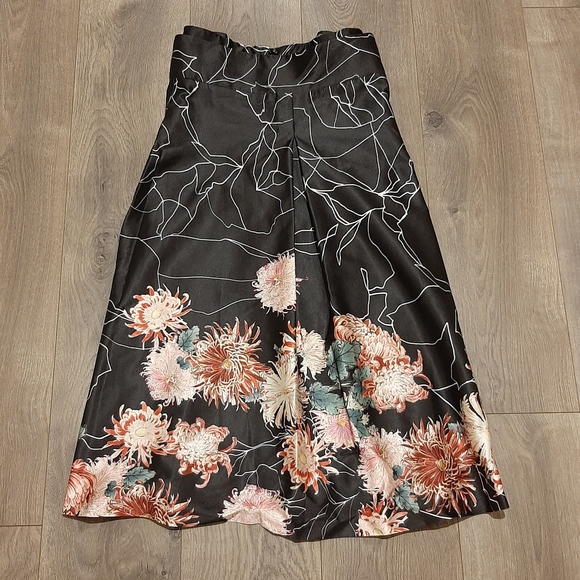 Taking Shape box pleat flowered skirt - 20 - Picture 1 of 5